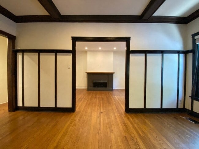 Sala de estar luminosa con una chimenea - 539-41 W. Dickens