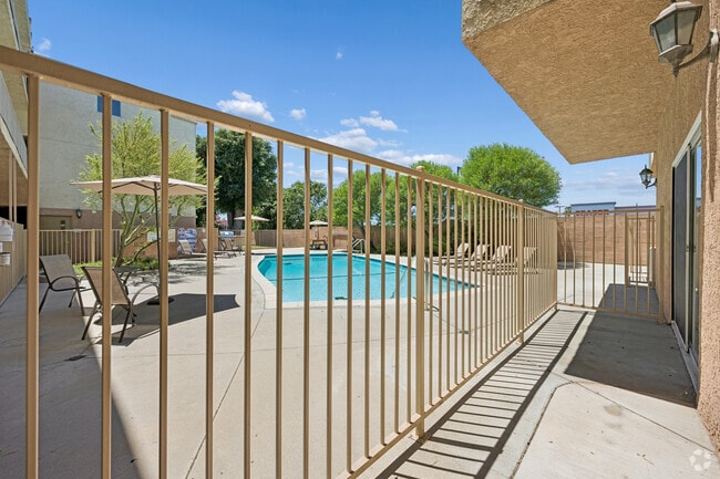 1BR, 1BA - 800SF - Patio