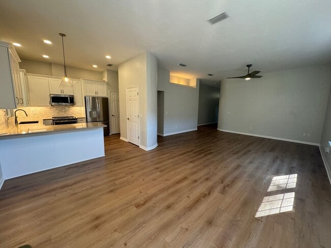 Photo - Stunning 3/2 in Haile