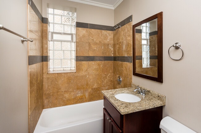 Photo - 3101 N Racine Ave Unidad 1