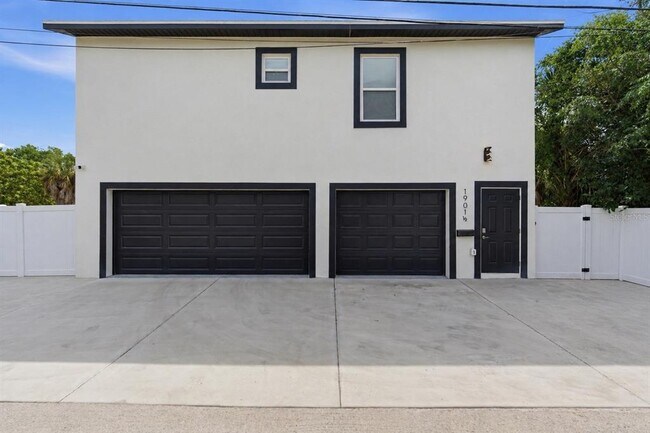 Building Photo - 1 31st St S Unit 1/2