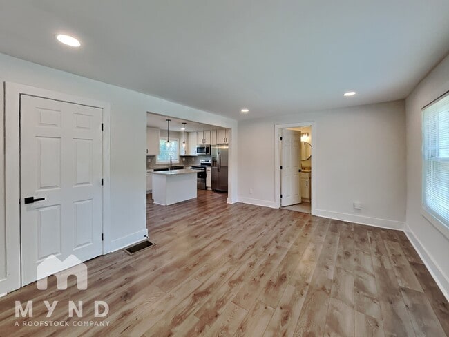 Photo - 60 Finch Dr SE