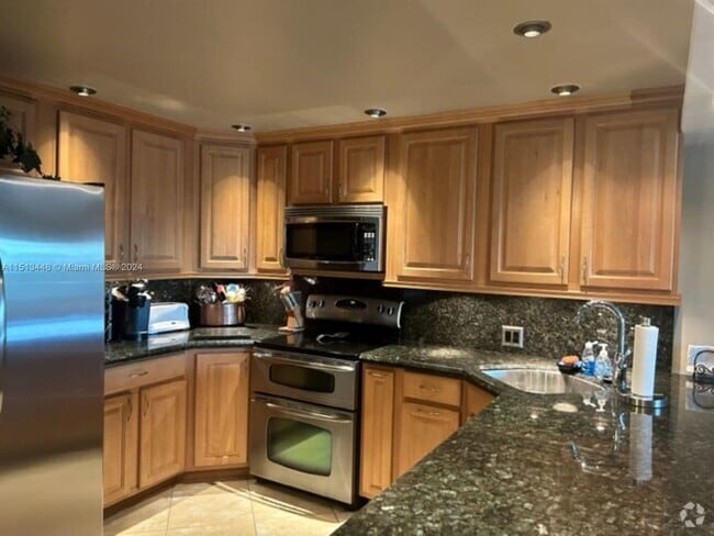 Building Photo - 2801 N Palm Aire Dr Unit 607 Rental