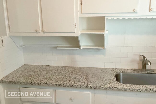 Building Photo - 321 17th Ave N