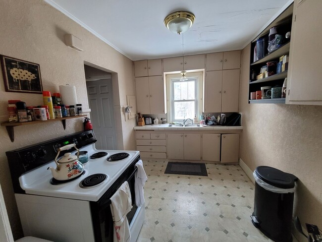 Photo - AVAILABLE JUNE 1st 2026 - 3 Bed 1 Bath Beautiful Woodland Home