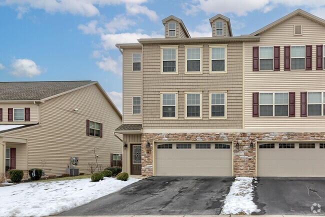 Building Photo - 4 bedroom townhome