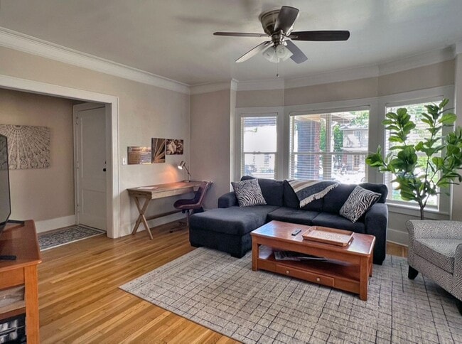 Photo - 533 Livingston Ave NE