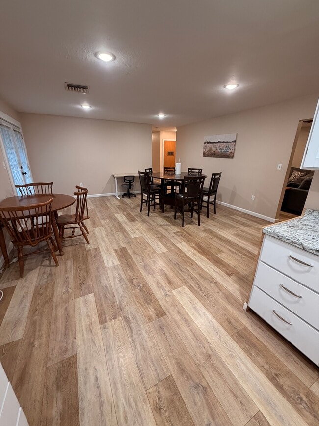 Photo - 905 Mitchell St