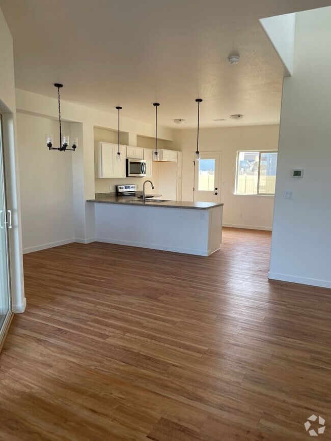 Building Photo - 3 Bedroom/2 1/2 bath, 2 car garage availab... Rental