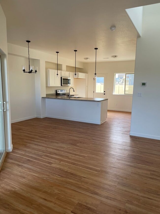3 Bedroom/2 1/2 bath, 2 car garage availab... - 3 Bedroom/2 1/2 bath, 2 car garage availab... House
