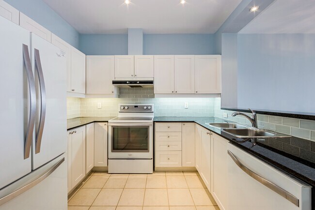 Photo - 1-601 Leaside Park Dr