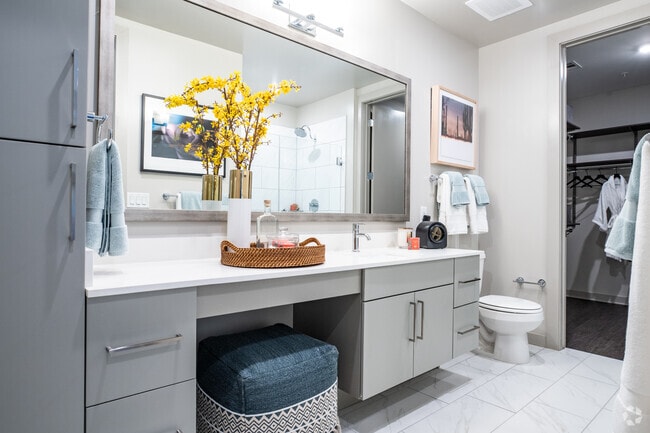 1BR, 1BA - 749SF