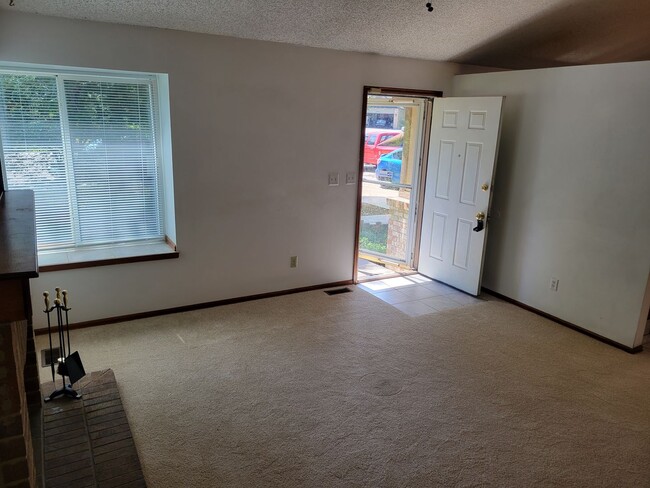 Photo - 4 Bed, 2.75 Bath with A/C! - MileStone Rea...