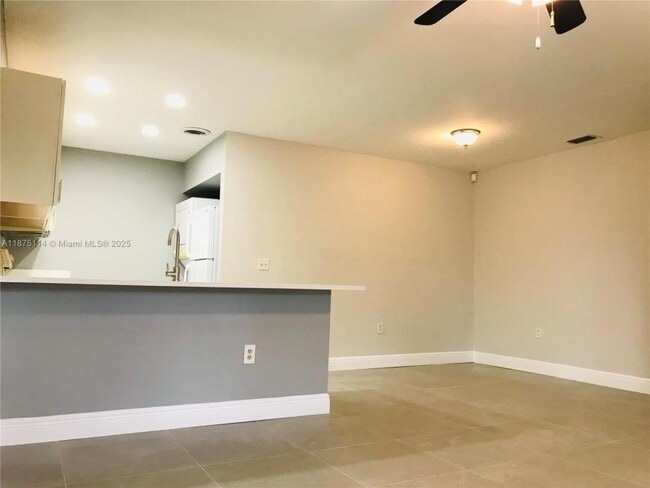 Building Photo - 2 bedroom in Pembroke Pines FL 33024 Rental
