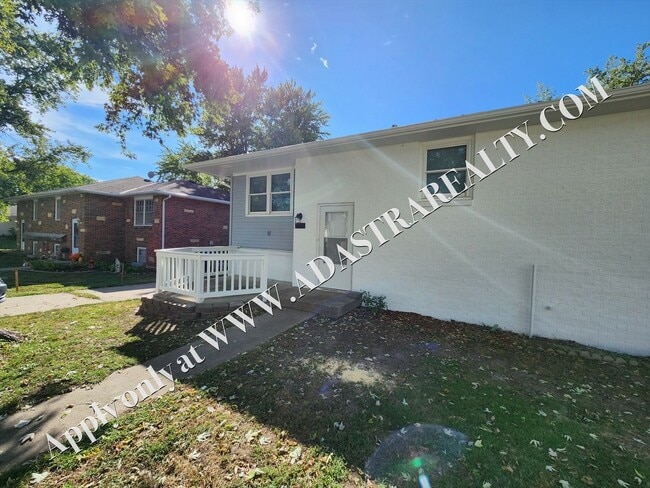Building Photo - Nice Updated 2 Bed 1.5 Bath Duplex in Basehor-Available in MAY!!