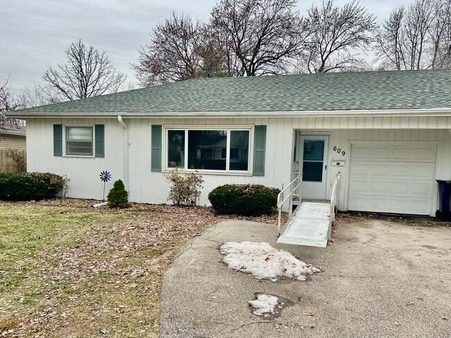 Building Photo - 609 Loomis St