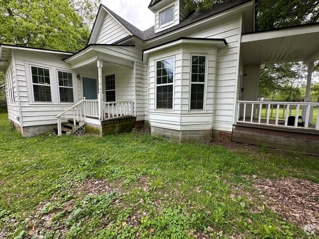 Building Photo - Welcome to this charming 3-bedroom, 2-bath... Rental