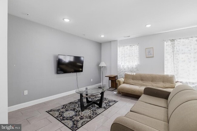 Building Photo - 925 N Broad St Unit 3C