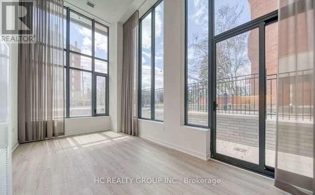 Photo - 250 Lawrence Ave W