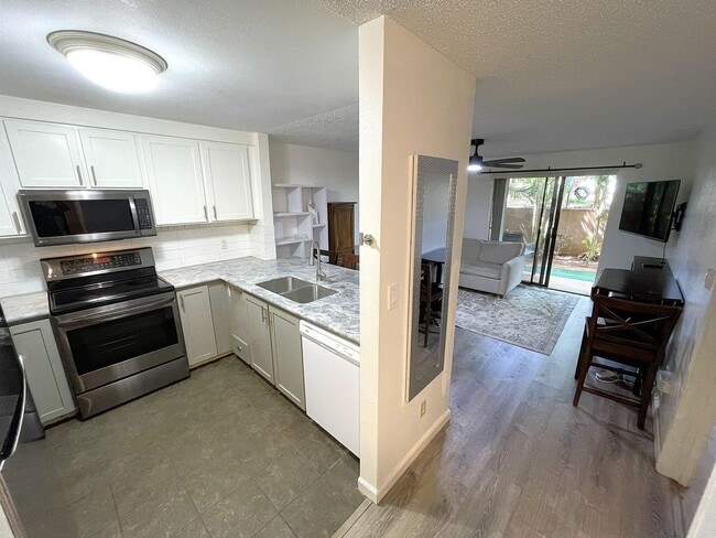 Building Photo - Kihei Shores - Furnished 2 Bed/2Bath Condo - Pool and Hot Tub - 2 Parking Spaces