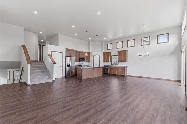 2714 10th St W