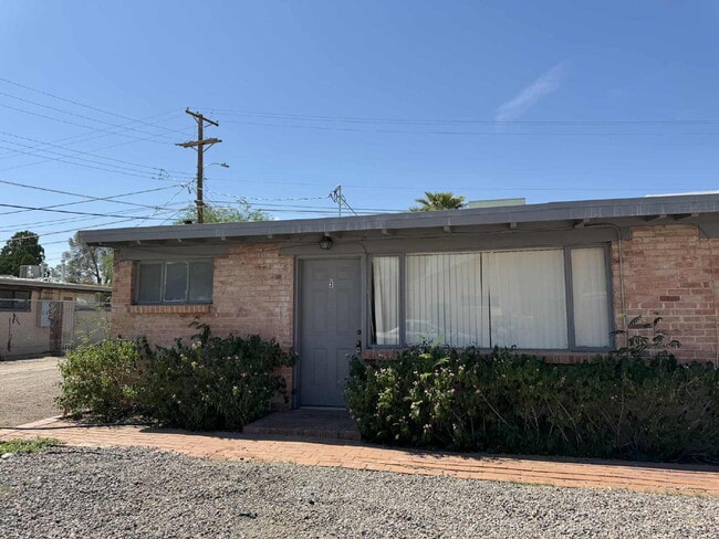 Building Photo - 1 Bedroom with private yard Unit 3 Rental