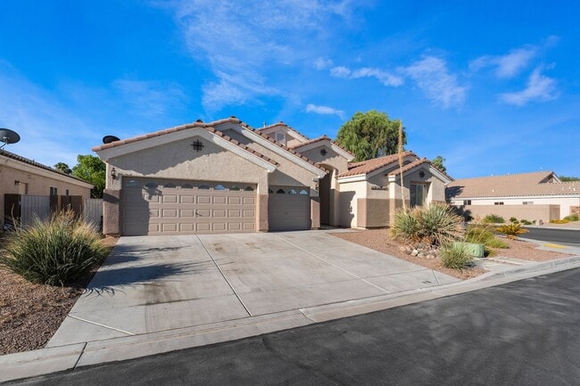 Building Photo - Charming Home with 2 Primary Bedrooms with...