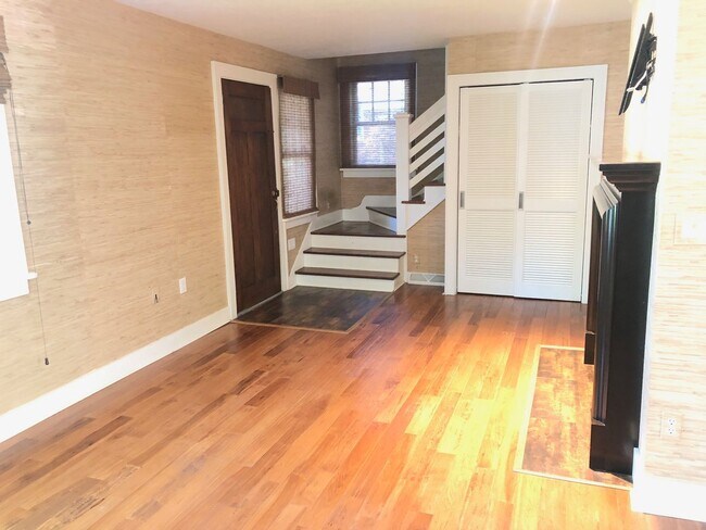 Photo - Beautiful 3 BR 1.5 bathroom house in histo...