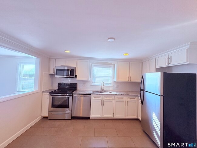 Building Photo - 387 Quaker Ln S