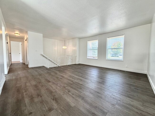 Building Photo - 9900 S Darin Dr