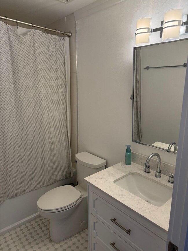 Photo - 422 Canterbury Ct NW