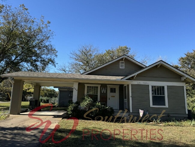 Building Photo - Delightful 2 bedroom, 2 bath with space and charm!!