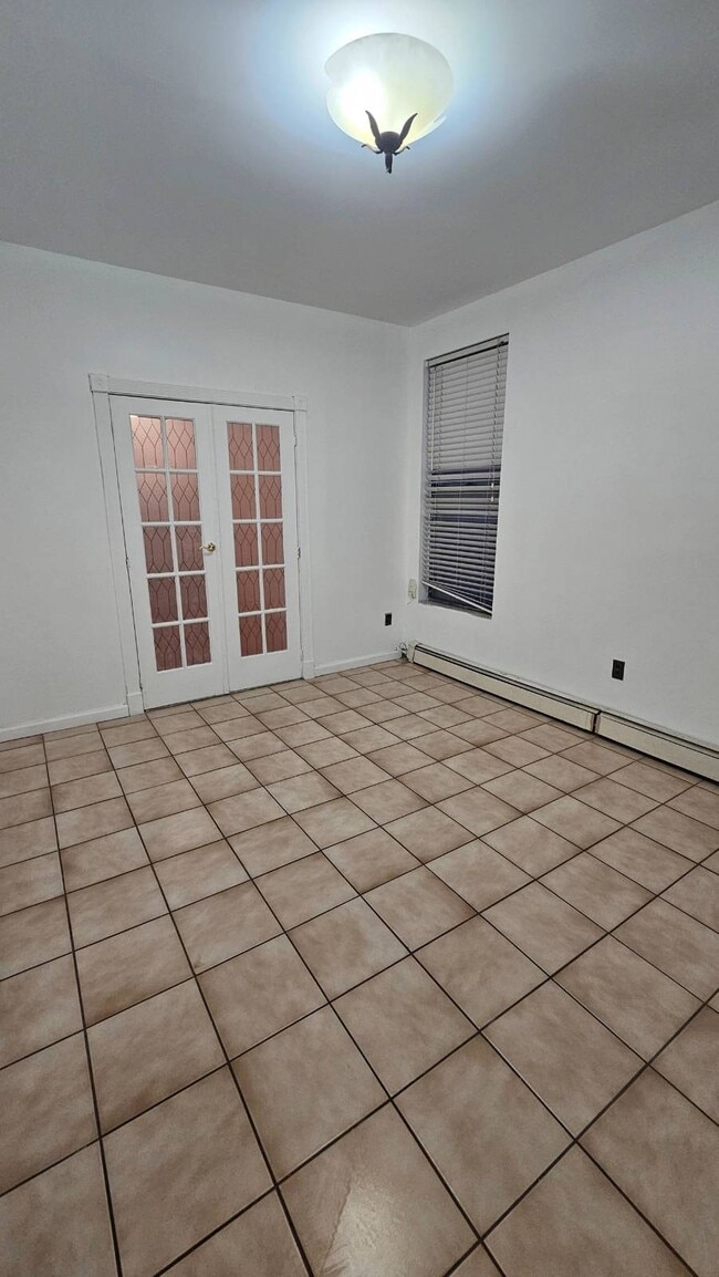 Photo - 749 Kelly St