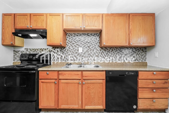 Photo - 725 Tyson Dr