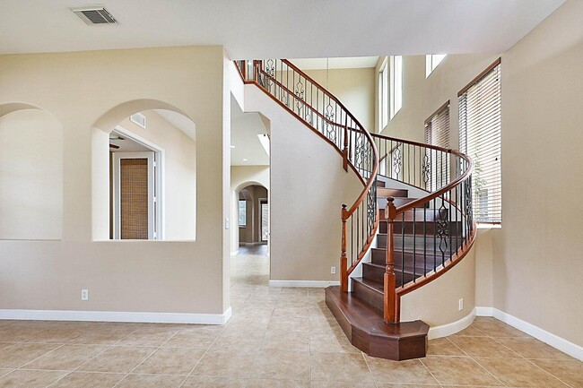 Photo - 748 Cresta Cir