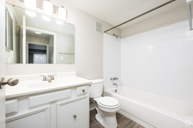 Buckingham Standard - Second Bathroom - Fountain Lake Apartment Homes