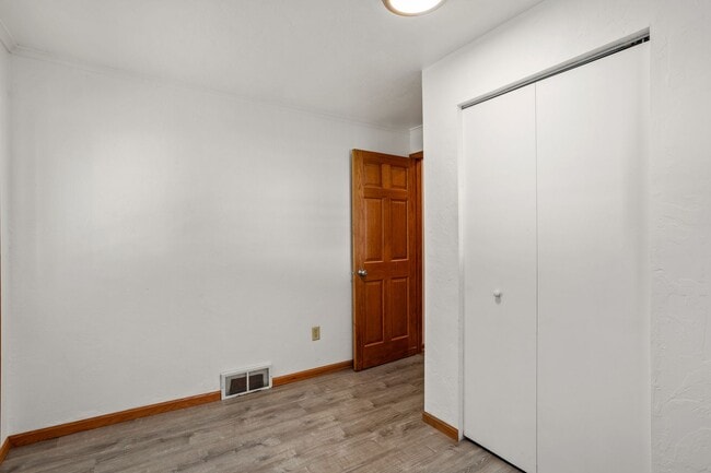 Building Photo - 732 State St Unit Lower Rental