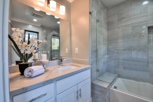 Primer dormitorio/baño - 494 Lassen St