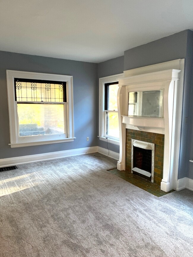 Building Photo - 916 W 9th St Unit West