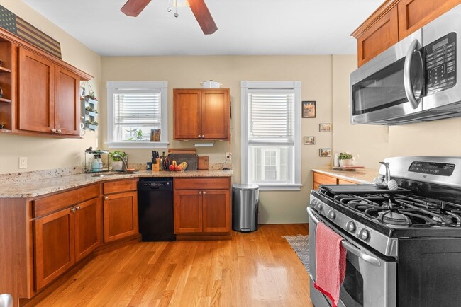 Photo - 470 E 6th St