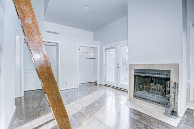 Building Photo - Lovely Lofted H Street Condo + Parking! Unit 2C