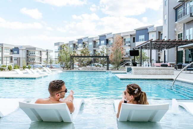 Piscina estilo centro turístico con terraza para broncearse - Westloop