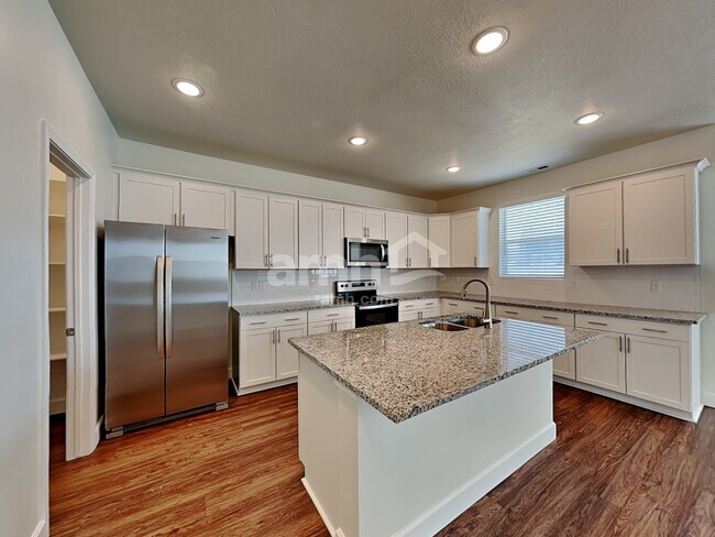 Photo - 1369 White St