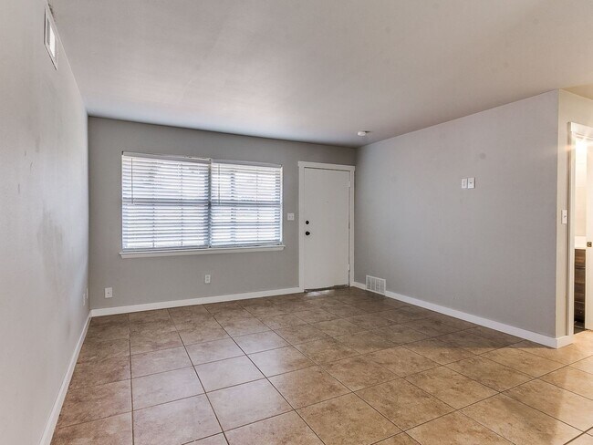Photo - Spacious 4 bedroom in Edmond!