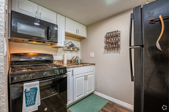 1BR, 1BA - 550SF - Kitchen - Sunpointe Place