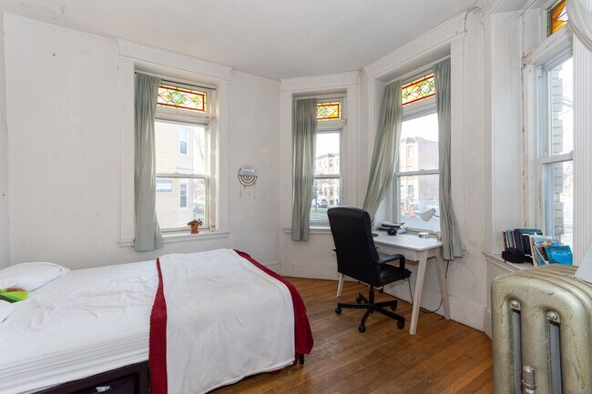 Photo - Great BU two bedroom, high ceilings, great living room Unit #1