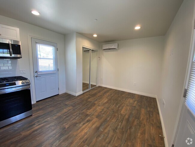 Building Photo - Studio Unit with private entrance! Rental