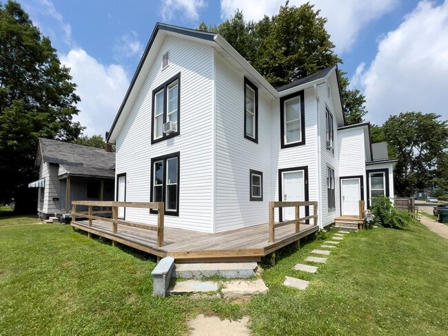 Building Photo - 700 W Powers St Unit #1