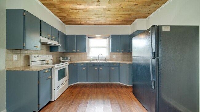 216 E Milton Ave
