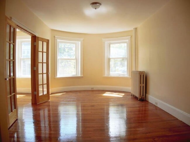 Building Photo - Spacious 2 Bed in Prime Coolidge Corner Lo... Rental
